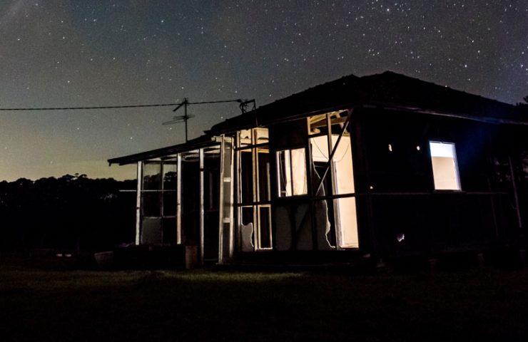 hogar iluminado de noche