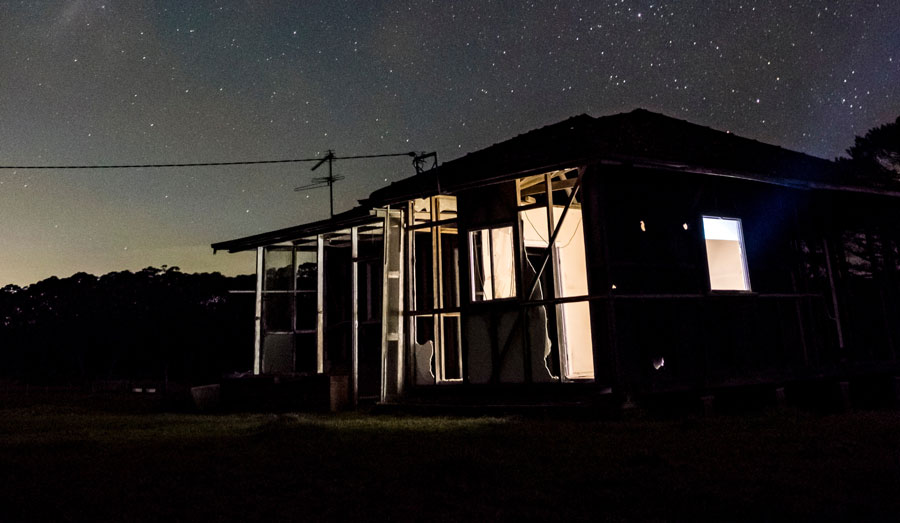 hogar iluminado de noche